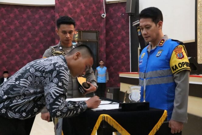 
					 Polda Kaltara menggelar Pengambilan sumpah dan penandatanganan Pakta Integritas Rekrutmen Penerimaan Taruna/i Akpol, Bintara, dan Tamtama Polri Tahun 2024 di ruang rapat utama Polda Kaltara yang dipimpin oleh Kapolda Kaltara Irjen Pol. Daniel Adityajaya, S.H, S.I.K, M.Si, pada Jumâ€™at (19/4/24).
Â 
