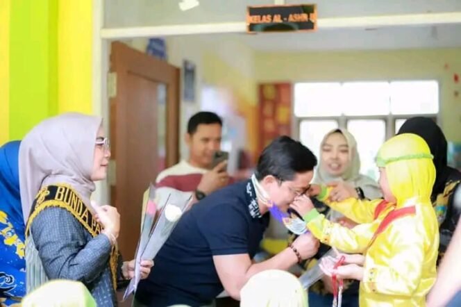 
					Bupati Tana Tidung Ibrahim Ali beserta Bunda PAUD Tana Tidung memberikan Vitamin A kepada Anak-anak PAUD Nurul Jadid di ruang belajar PAUD Nurul Jadid. 