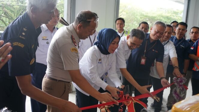 
					Sebagai bagian dari Implementasi NLE (National Logistic Ecosystem) atau Ekosistem Logistik Nasional, Karantina Kalimantan Timur bersama entitas Bandara Internasional SAMS Balikpapan melakukan soft launching Tempat Pemeriksaan Fisik Terpadu (TPFT) pada Senin (22/4/24)

