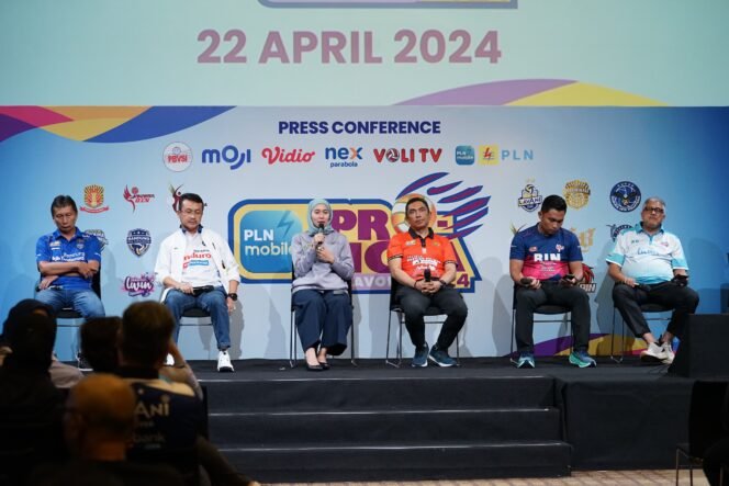 
					Ketua Umum Tim Jakarta Elektrik PLN Arsyadany G. Akmalaputri (tiga dari kiri) bersama perwakilan Manajer Tim peserta PLN Mobile Proliga 2024 sektor Putri saat menyampaikan paparan mengenai kesiapan tim untuk berlaga pada kompetisi kasta tertinggi bola voli di Indonesia tersebut.