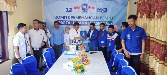 
					Tim relawan Ibnu Saud mendatangi Partai Politik (Parpol) PAN untuk mengambil formulir pendaftaran dan penjaringan bakal calon kepala daerah Kota Tarakan periode 2024-2029. 

