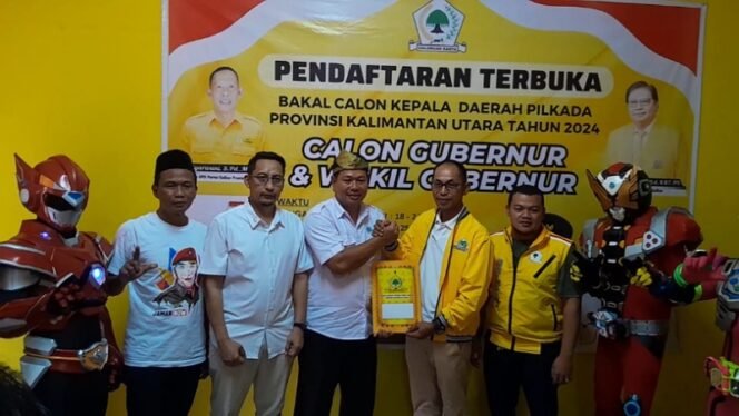 
					Tim Relawan Andi Sulaiman mengambil formulir penjaringan bakal calon Gubernur Kaltara 2024 di Kantor DPD Golkar Kaltara di Tanjung Selor, Rabu (24/4/24) siang. 

