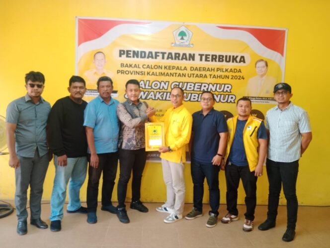 
					Relawan Andravitri Karita atau yang biasa disebut relawan AK24, mengembalikan berkas pendaftaran calon Wakil Gubernur Kaltara di kantor Dewan Pengurus Wilayah (DPW) Golkar Kaltara, Sabtu (27/4/24) siang.

