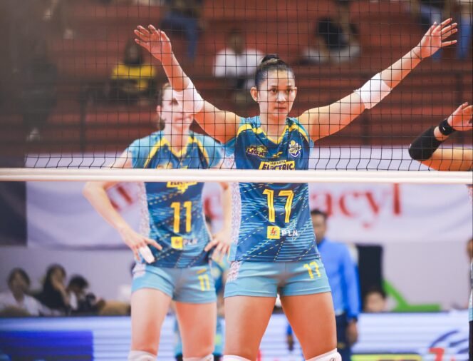 
					Pemain Jakarta Electric PLN, Maya Indri bersiap melakukan _block_ saat pertandingan melawan Jakarta Livin Mandiri pada ajang PLN Mobile Proliga 2024.