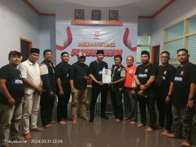 
					Zainal Arifin Paliwang di wakili Tim Aliansi Pemuda Pemudi Kaltara mengambil formulir ketiga penjaringan Gubernur Kaltara dari Partai PKS, Ahad (31/3/24) Malam. 