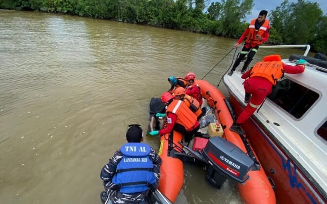 
					Tim SAR Gabungan Evakuasi Korban Tenggelam di Berau, Kaltim. Foto: ist