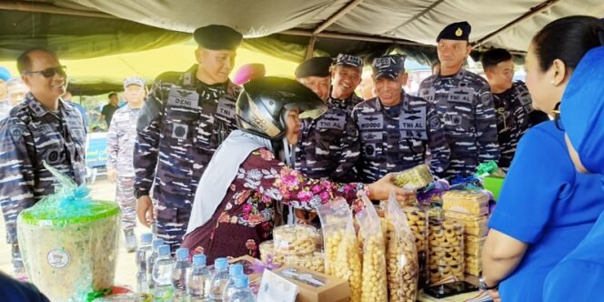 
					Danlantamal XIII Laksamana Pertama TNI Deni Herman Memantau Langsung Kegiatan Bazar Murah. Foto: fokusborneo.com