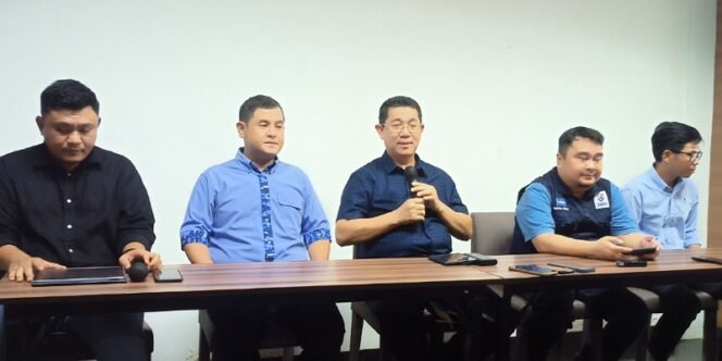 
					Ketua Umum DPD Demokrat Kaltara Yansen TP Saat Memberikan Keterangan Pers Pengumuman Penjaringan Calon Kepala Daerah. Foto: fokusborneo.com