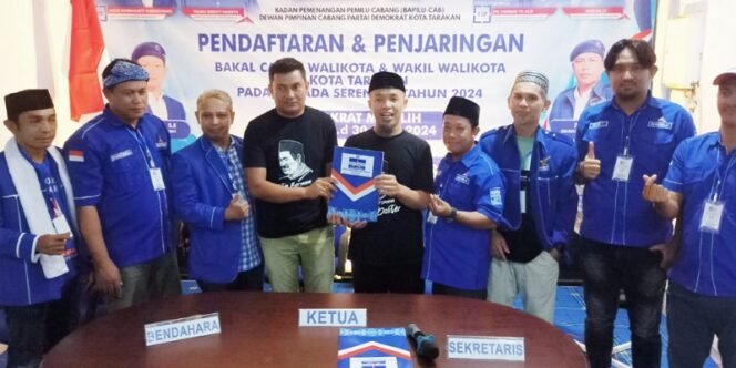 
					Dr Khairul Diwakili Komunitas Setia Bersama Pak Dokter Mengambil Formulir Pendaftaran dan Penjaringan Calon Walikota di Sekretariat Demokrat Tarakan. Foto: fokusborneo.com