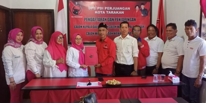 
					Relawan Jilbab Pink Mengambil Formulir Pendaftaran dan Penjaringan Bacalon Walikota dan Wakil Walikota Tarakan di Sekretariat DPC PDIP Tarakan. Foto: fokusborneo.com