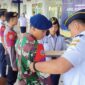 Kepala Bandara Juwata Tarakan Bambang Hartato Diwakili Ketua Posko Angkutan Udara Lebaran 1445H Melepas Tanda Petugas Posko. Foto: Fokusborneo.com