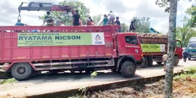 
					Tangkapan Layar Aktifitas Truk Pengangkut Gas Elpiji di Jalan Rusak Poros Berau - Tanjung Selor. Foto: ist