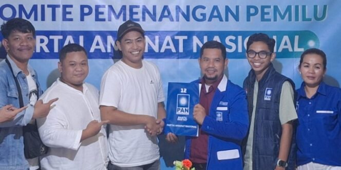 
					Relawan Muda Aman dan Relawan Muda Centong Nasional Mengambil Formulir Pendaftaran Bacalon Walikota Tarakan di PAN. Foto: ist