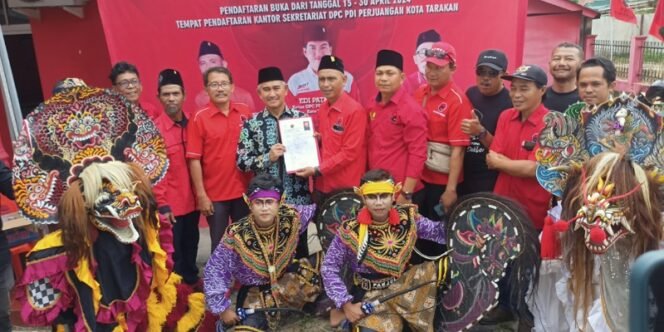 
					Dr Khairul Bersama Relawan Kembalikan Formulir Pendaftaran di PDI Perjuangan Tarakan. Foto: fokusborneo.com