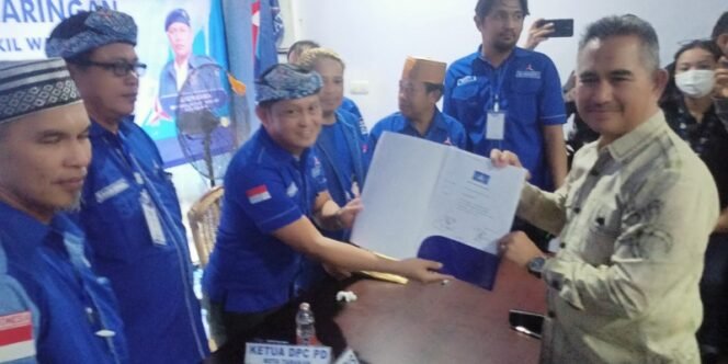 
					Ketua DPC Demokrat Tarakan Herman Hamid Menerima Formulir Bacalon Walikota Tarakan Khairul. Foto: fokusborneo.com