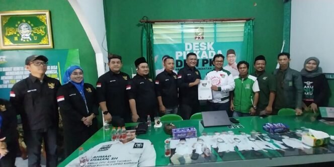 
					Tim Jaringan Relawan YTP Ambil Formulir Pendaftaran Penjaringan Bacalon Gubernur dan Wakil Gubernur Kaltara di PKB. Foto: fokusborneo.com