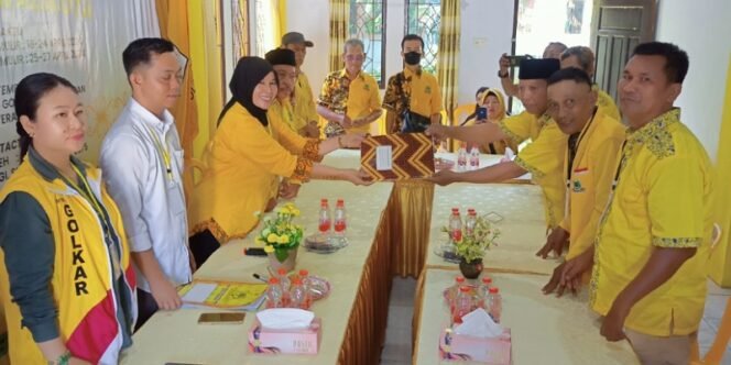 
					Pengurus Kecamatan dan Kelurahan Partai Golkar Serahkan Berkas Pendaftaran Bacalon Walikota Tarakan. Foto: fokusborneo.com