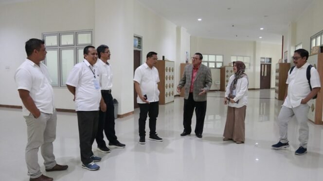 
					Rektor UBT Prof. Adri Patton bersama jajaran tinjau pelaksanaan UTBK SNBT tahun 2024. Foto : Humas UBT.