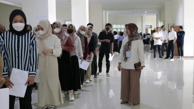 
					Peserta UTBK SNBT antre saat akan memasuki ruang ujian di Gedung SBSN Kampus UBT. Foto : Humas UBT