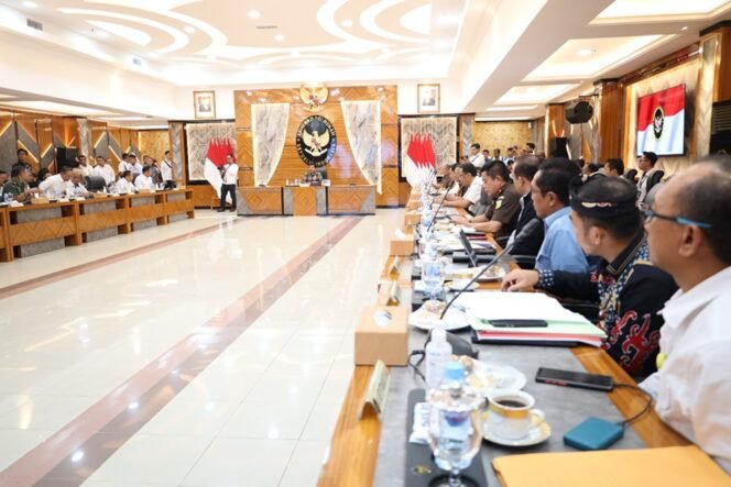 
					. Wali Kota Tarakan Dr. Bustan, S.E., M.Si., dan Gubernur Kalimantan Utara DR. (HC). H. Zainal A Paliwang, M.Hum., hadir langsung mengikuti rakor penyelesaian masalah lahan antara masyarakat Tarakan dan TNI AL, yang berlangsung pada Kamis (2/5/24).