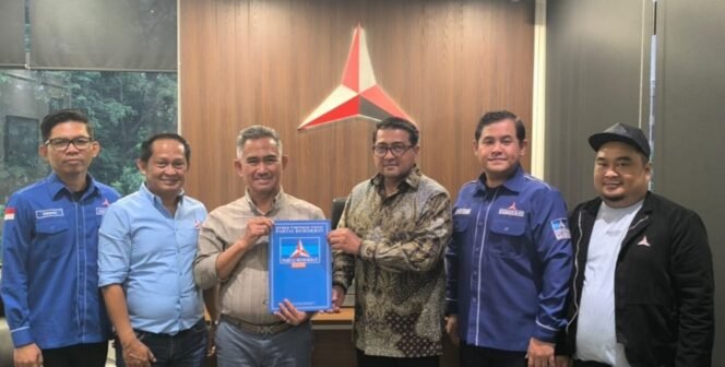 
					Surat rekomendasi maju Pilwali Tarakan dr. Khairul diserahkan langsung Sekjen DPP Partai Demokrat Teuku Refky Harsya. Foto : Ist