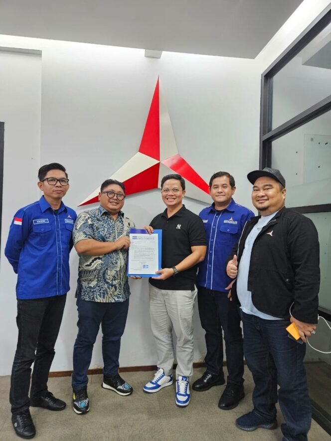 
					Surat tugas  Ibrahim Ali diserahkan langsung tim Bapillu DPP Partai Demokrat. Foto : Ist
