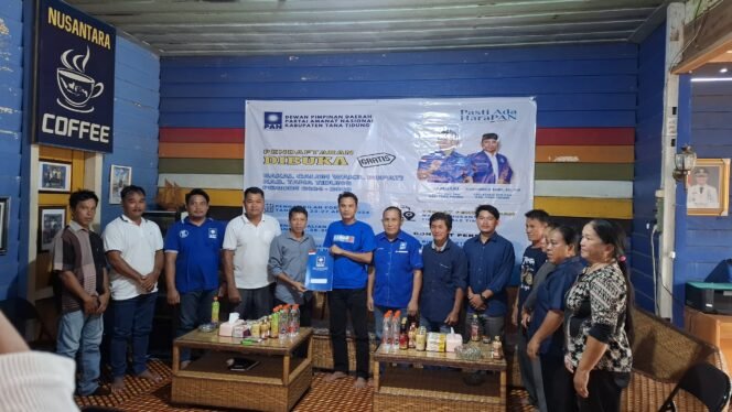 
					Tim Kawan Samoel (KSL) mengambil formulir pendaftaran penjaringan calon Kepala Daerah di PAN Tana Tidung, Selasa (30/4/24)