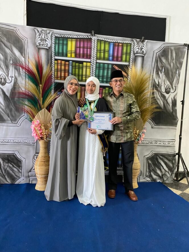 
					 Putri wali Kota Balikpapan Normahlia menjadi salah wisudawati Al Quran SDIT Balikpapan yang diselenggarakan SDIT Istiqomah, Di Gedung Banua Patra Balikpapan, Sabtu (4/5/2024).
Dalam wisuda itu, Wali Kota hadir bersama istri Hj Nurlena.
