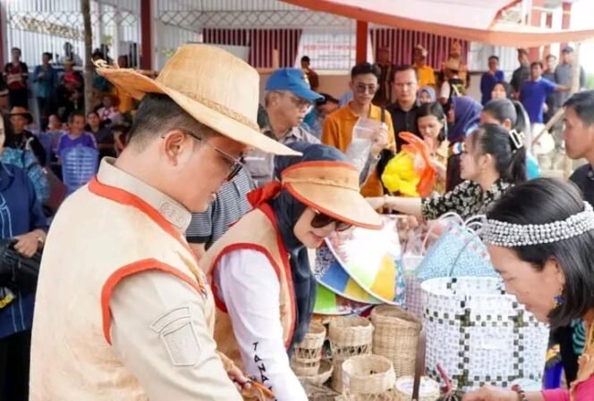 
					 Bupati Ibrahim Ali didampingi istri menghadiri perayaan pesta panen Desa Sapari, di Pendopo Kantor Desa Sapari, Sabtu (4/5/24).

