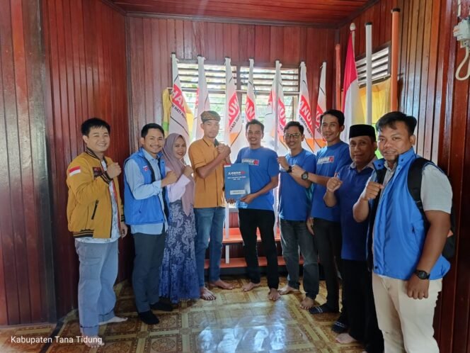
					Ibrahim Ali yang diwakili Kawan IA mengembalikan formulir pendaftaran penjaringan Calon Bupati 2024-2029 di Partai Hanura, Senin (6/5/24).
