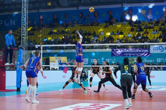 
					Pemain Jakarta Electric PLN, Maya Indri melakukan _smash_ keras saat berhadapan dengan Gresik Petrokimia Pupuk Indonesia pada lanjutan PLN Mobile Proliga 2024, Minggu (5/5) di GOR Jatidiri Semarang.