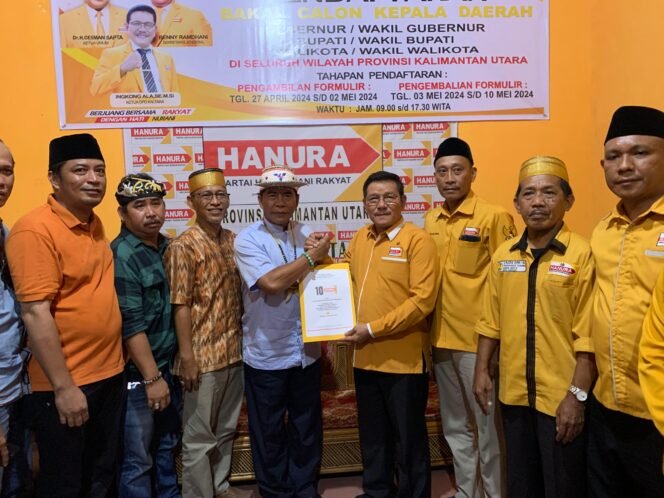 
					Zainal A Paliwang bersama Tim Relawan mengembalikan formulir pendaftaran ke Partai Hanura, Rabu (8/5/24)