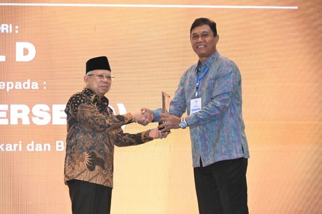 
					Wakil Presiden RI, Ma'ruf Amin (kiri) menyerahkan penghargaan _Corporate Social Responsibility_ dan Pengembangan Desa Berkelanjutan Awards Tahun 2024 kepada General Manager PLN UID Bali, I Wayan Udayana (kanan). (Sumber foto: BPMI Setwapres)