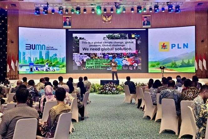 
					Direktur Utama PLN, Darmawan Prasodjo menjelaskan dalam memitigasi perubahan iklim, PLN tidak mampu melakukannya dalam suasana  kesendirian, melainkan dengan kolaborasi.