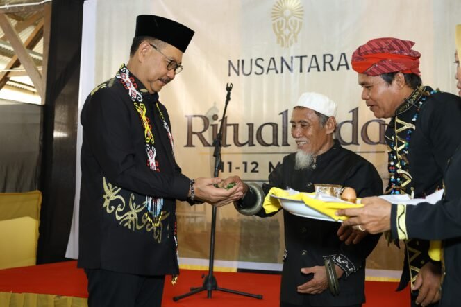 
					Otorita Ibu Kota Nusantara (IKN) memfasilitasi 12 lembaga dan masyarakat adat di sekitar IKN maupun Kalimantan Timur untuk selenggarakan ritual adat Dayak dan Paser, sebagai bentuk restu dari leluhur untuk pembangunan IKN di tanah Kalimantan agar berjalan lancar dan aman. Pada pelaksanaannya, Ritual Adat tahun 2024 ini, berlangsung selama dua hari yakni Sabtu (11/5/2024), dan ditutup pada Minggu (12/5/24). 

