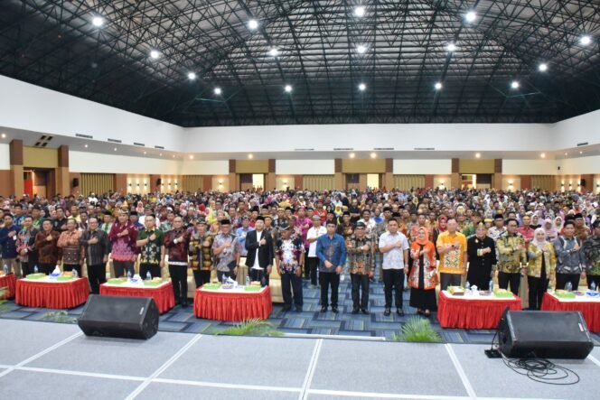 
					HALAL BIHALAL : Gubernur Kaltara, DR (HC) H Zainal A Paliwang, M.Hum bersilaturahmi dalam agenda Halal Bihalal bersama seluruh masyarakat Kaltara, Sabtu (11/5) malam.