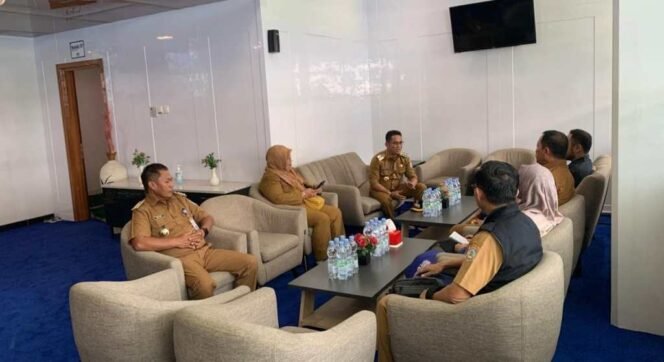 
					Rahmad Masâ€™ud didampingi Kepala DPU Rita, Kepala BPAKD Balikpapan Agus Budi, Camat Balikpapan Timur Mustamin dan Ponaryo Astaman Direktur Borneo, Bagus Security Officer Borneo FC menijau ke Stadion Batakan di Balikpapam Timur, Selasa (14/5/24).
