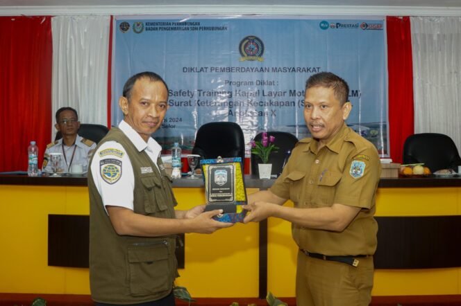 
					Keseriusan pemerintah meningkatkan kualitas sumber daya manusia (SDM) di dunia perairan dan kelautan terbukti saat kembali menggelar diklat pemberdayaan masyarakat, program Basic Safety Training Kapal Layar Motor (BST KLM) dan Surat Keterangan Kecakapan (SKK) 60 ml Angkatan X.

