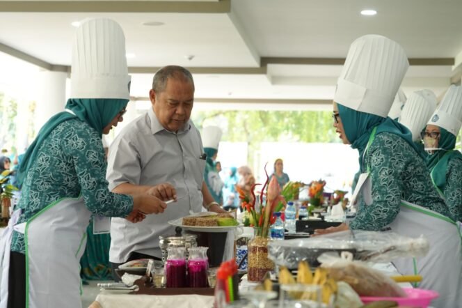 
					DUKUNG PANGAN LOKAL : TP-PKK Kaltara mengikuti lomba masak menu Pangan Lokal pada peringatan HKG ke-52 dan Jambore Nasional PKK 2024 di Surakarta.

