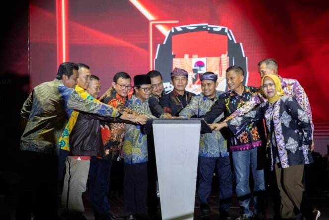 
					Gubernur Kalimantan Utara,Dr. (H.C.) H. Zainal A. Paliwang, M.Hum., menghadiri sekaligus memberikan sambutannya pada Peluncuran Tahapan Pemilihan Gubernur dan Wakil Gubernur Kalimantan Utara Tahun 2024 yang diselenggarakan oleh Komisi Pemilihan Umum (KPU) Kaltara, Selasa (14/5/24) Malam.

