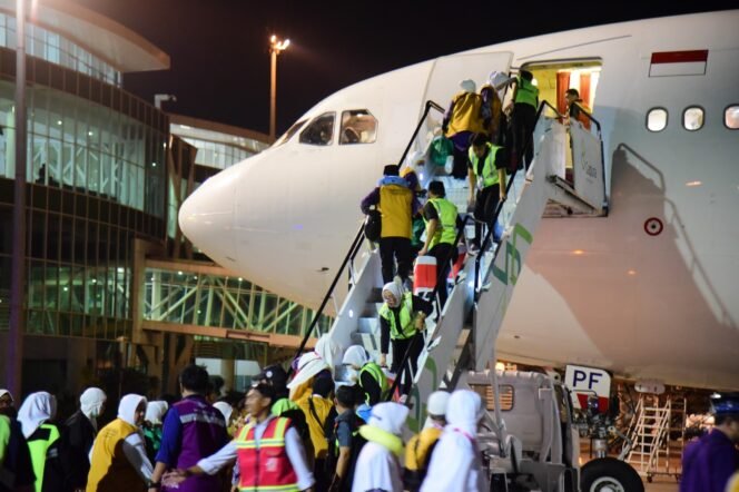 
					Sebanyak 319 yang termasuk dalam kloter pertama telah diberangkatkan melalui Bandar Udara Internasional Sultan Aji Muhammad Sulaiman â€“ Sepinggan Balikpapan menggunakan pesawat Garuda Indonesia type Airbus 330 â€“ 300 dengan rute Balikpapan â€“ Kualanamu â€“ Madinah