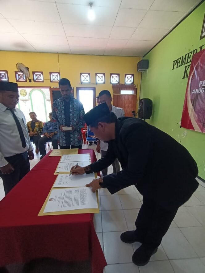 
					Ketua KPU Kabupaten Nunukan Rico Ardiansyah lantik Lantik Anggota PPK se-Pulau Sebatik. Foto : Ist 
