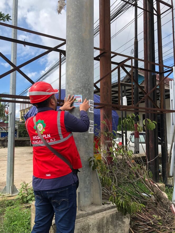 
					PT PLN (Persero) terus mengedukasi masyarakat untuk menjaga jarak aman beraktivitas dan mendirikan bangunan di sekitar jaringan listrik, karena dapat berpotensi besar membahayakan keselamatan warga dan mengganggu pasokan Listrik ke masyarakat.

