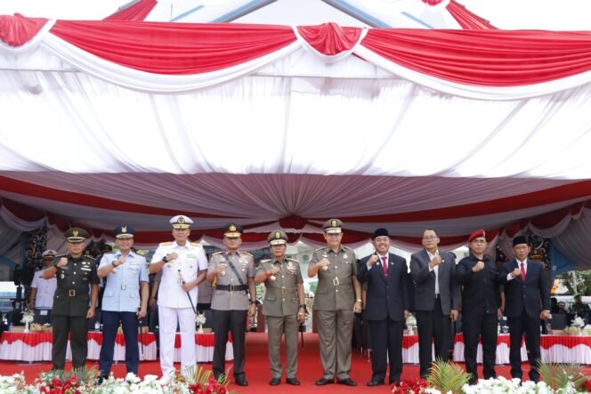 
					HARI JADI : Gubernur dan Wakil Gubernur Kaltara, DR (HC) H Zainal A Paliwang, M.Hum - Dr Yansen TP, M.Si menghadiri peringatan Hari Jadi Satpol PP Satlinmas dan PMK di Lapangan Agatis, Kamis (16/5/24)

