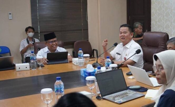 
					Sekda Malinau, Ernes Silvanus saat menyampaikan sejumlah catatan dalam rapat penyusunan RTH dan DDDT dengan Universitas Gadjah Mada