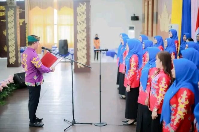 
					Bupati Ibrahim Ali didampingi istri menghadiri sekaligus membuka acara Sosialisasi Peningkatan Partisipasi di Bidang Politik, Hukum Sosial dan Ekonomi serta pelantikan Pengurus Gabungan Organisasi Wanita (GOW) Tana Tidung di Pendopo Djaparuddin.

