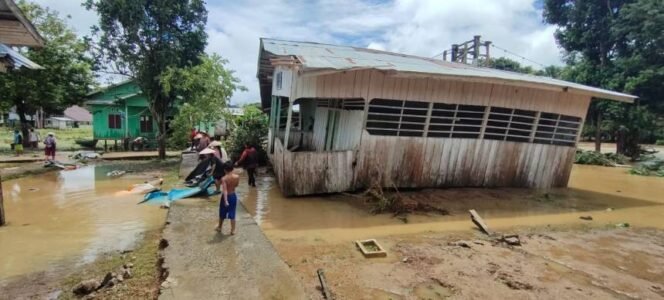 
					Banjir yang sudah surut di dua desa Kayan Hilir, Malinau menyisakan sejumlah kerugian materil.