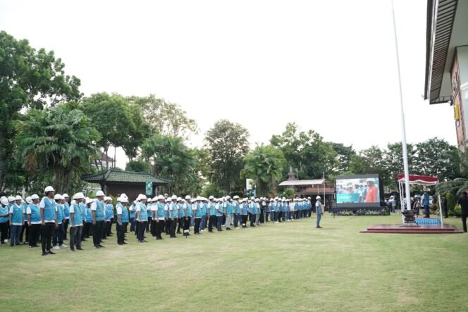 
					Suasana Apel Siaga Kelistrikan jelang penyelenggaraan Konferensi Tingkat Tinggi World Water Forum (KTT WWF) keâ€“10 yang digelar di halaman kantor PLN Unit Induk Distribusi (UID) Bali pada Jumat (17/05).