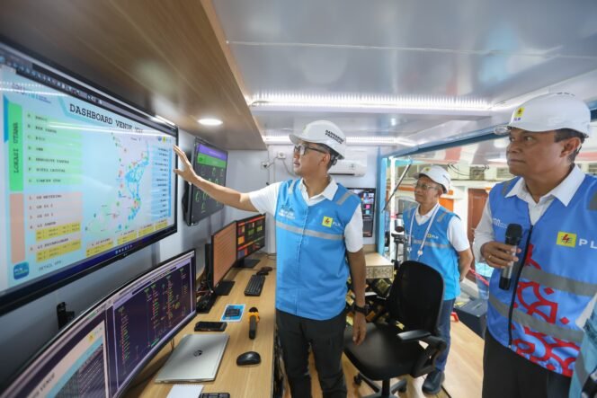 
					Direktur Utama PLN, Darmawan Prasodjo (kiri) didampingi oleh Direktur Distribusi PLN, Adi Priyanto (tengah) dan General Manager PLN Unit Induk Distribusi Bali, I Wayan Udayana (kanan) ketika meninjau langsung pengamanan pasokan listrik untuk gelaran Konferensi Tingkat Tinggi World Water Forum (KTT WWF) ke- 10 di Bali pada Minggu (19/5).