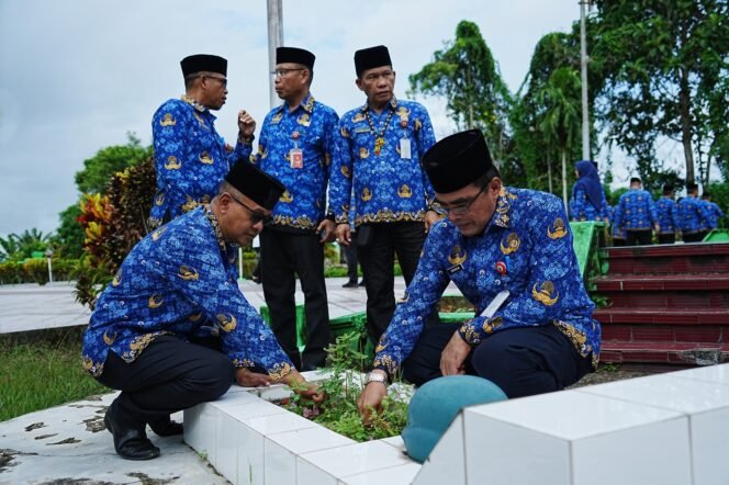 
					ZIARAH MAKAM : Sekprov Kaltara, Dr H Suriansyah memimpin pelaksanaan ziarah makam dalam rangka Peringatan Harkitnas 2024 di Taman Makam Telabang Bangsa, Senin (20/5/24)

